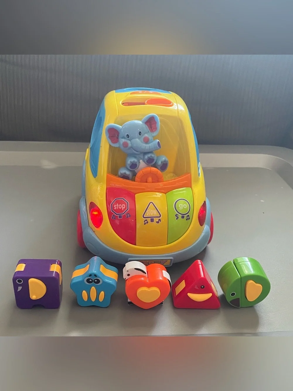 Huile Toys Smart Bus Shape-Sorting Toy 5 Colorful Animal Blocks Moves Musical